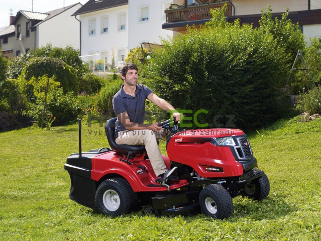 Rasenpflege mit einem Traktor